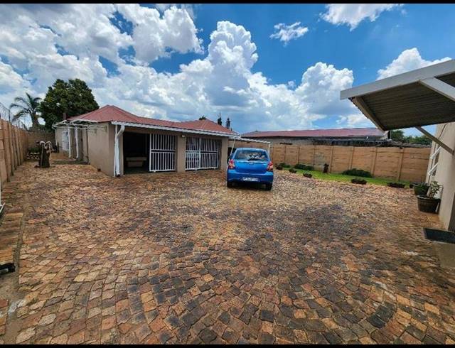 4 BEDROOM HOUSE FOR SALE IN FLORENTIA